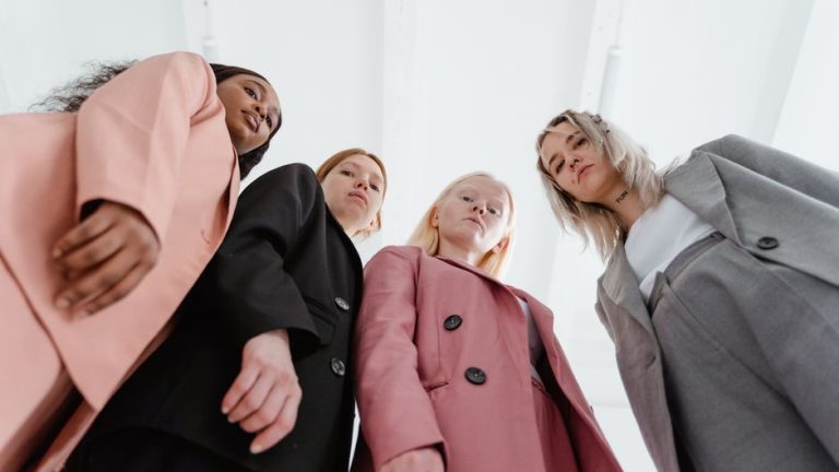 Oversized Blazer Streetwear: 6 Ways to Stop Looking Like You Borrowed Dad’s Suit
